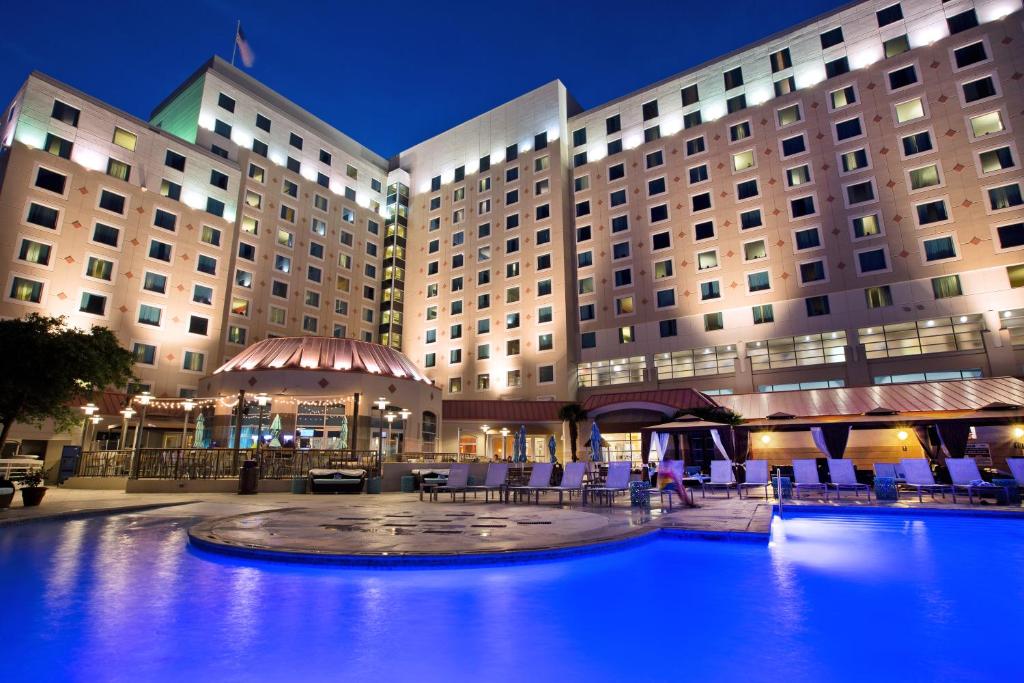 "Harrah's Resort Atlantic City, New Jersey: A vibrant poolside view with elegant resort ambiance and modern amenities."