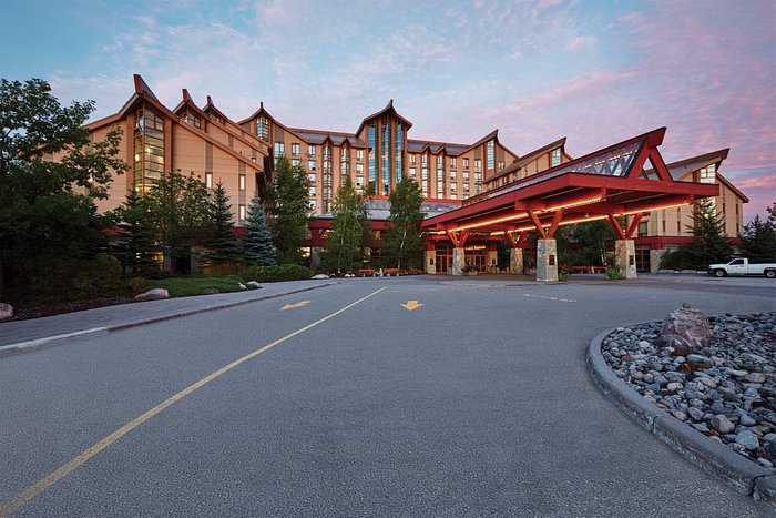 "Casino Rama Resort, Ontario: A grand and elegant resort building under a beautiful evening sky, showcasing its inviting architectural style and well-landscaped surroundings."